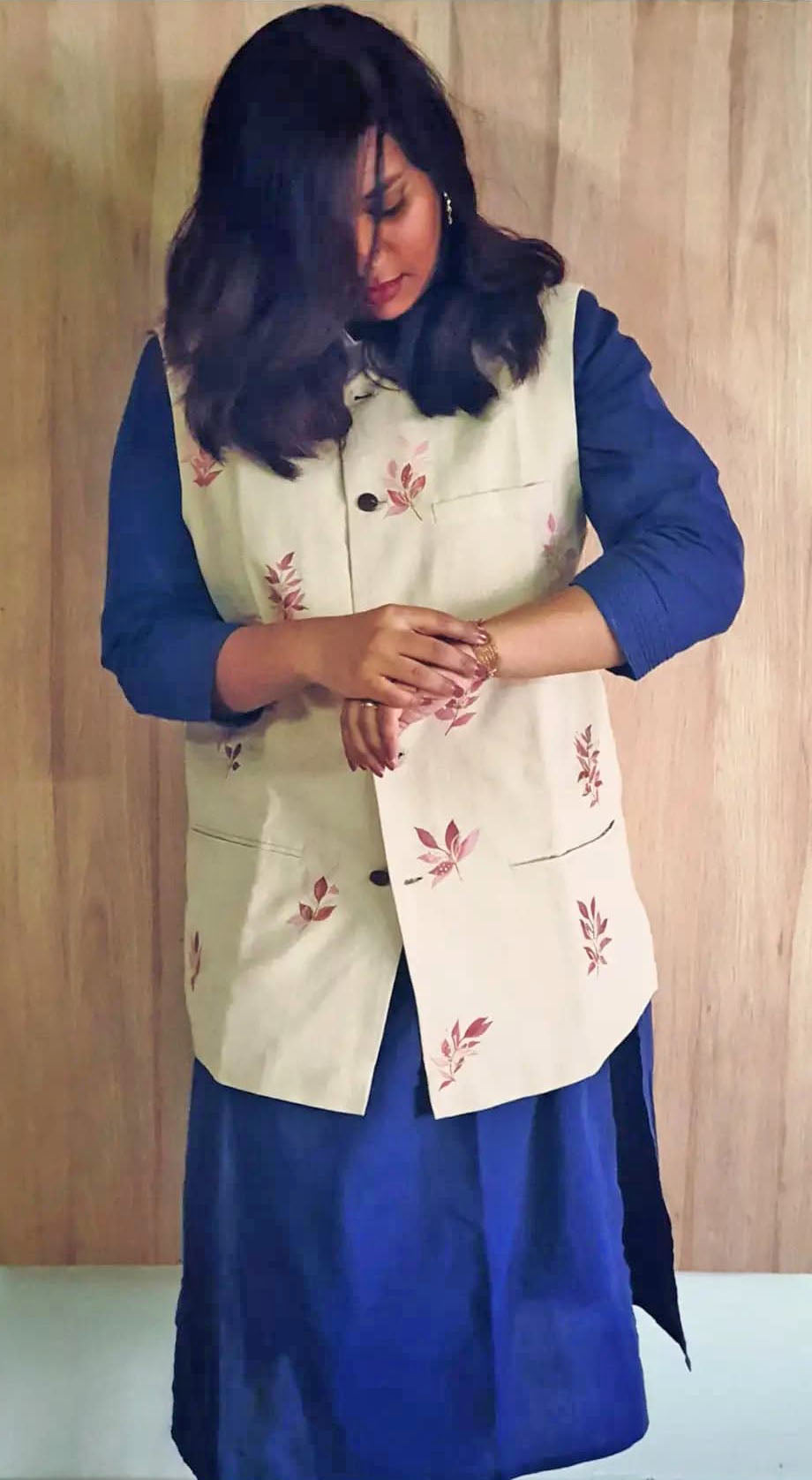 Women wearing a baige bandi with fink leaves.
